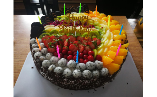 集體生日會，員工樂翻天