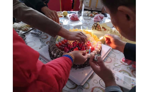 金秋十月，員工集體生日會(huì)送溫暖