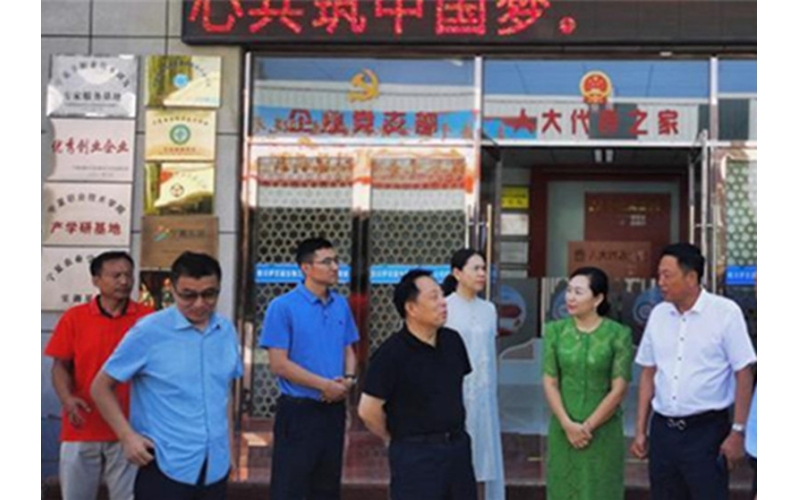 銀川市委常委、紀委書記、監(jiān)委主任劉智峰一行赴銀川伊百盛面對面問需求，實打實解難題